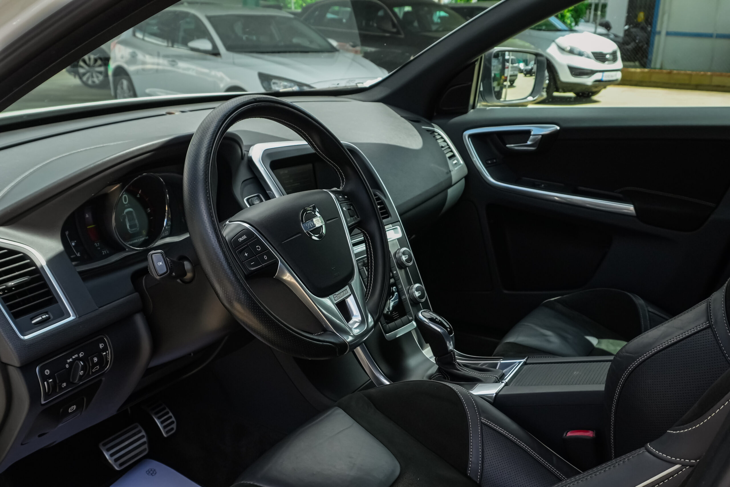
								VOLVO XC60 2.0 D4 RDesign Momentum full									