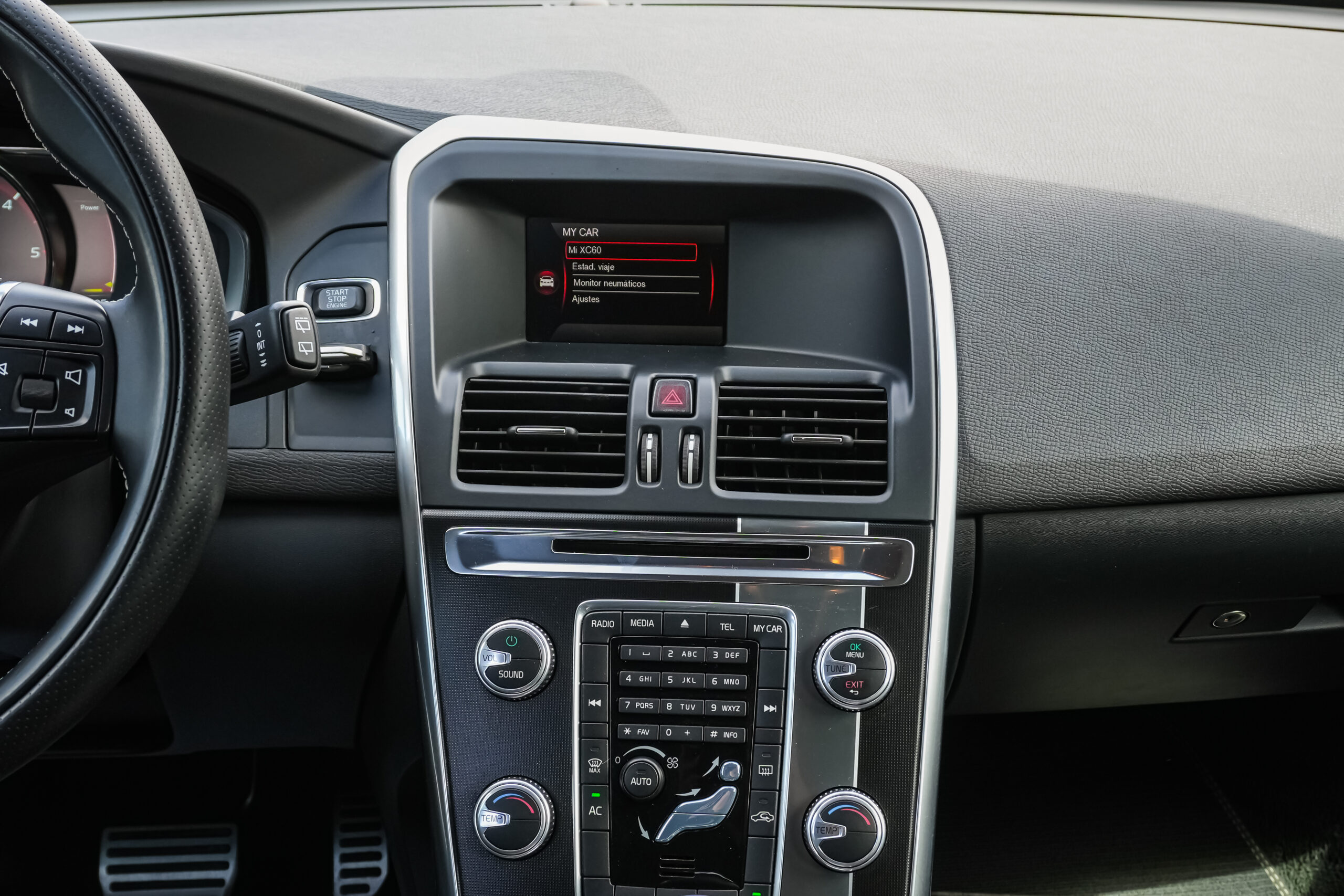 
								VOLVO XC60 2.0 D4 RDesign Momentum full									
